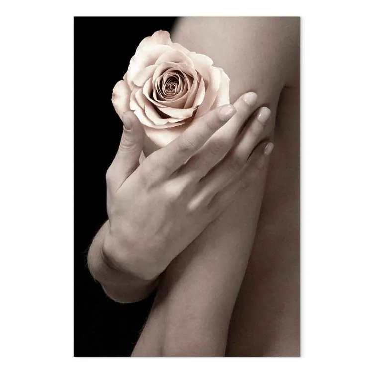 Te ros på en hand - foto av en kvinna som håller en blomma i sin hand