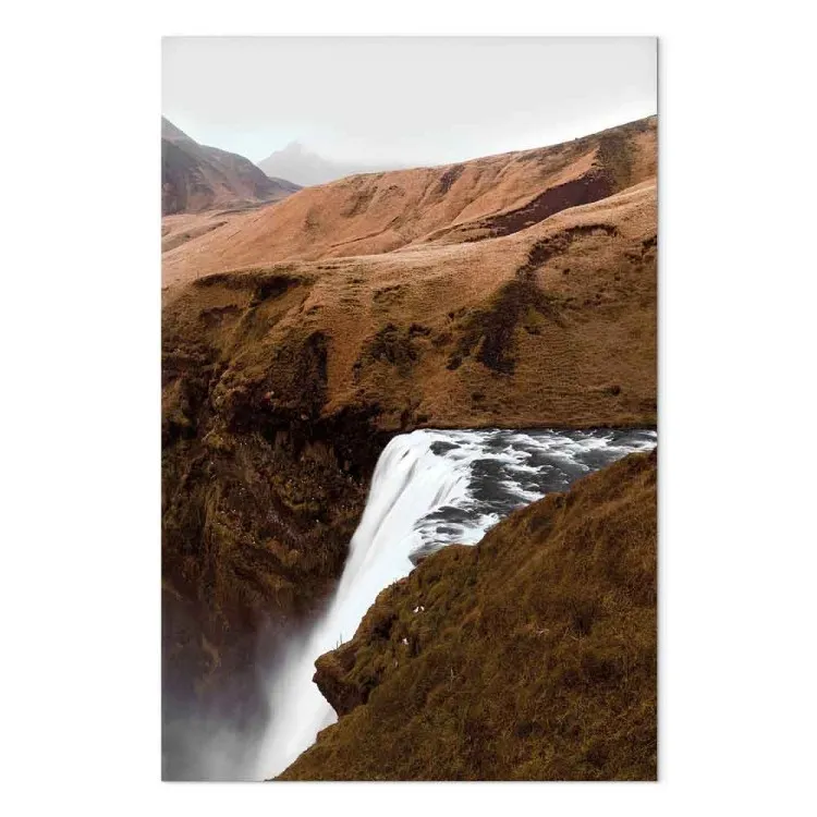 Rostiga kullar (1-del) vertikal - vattenfall mitt i bergslandskapet