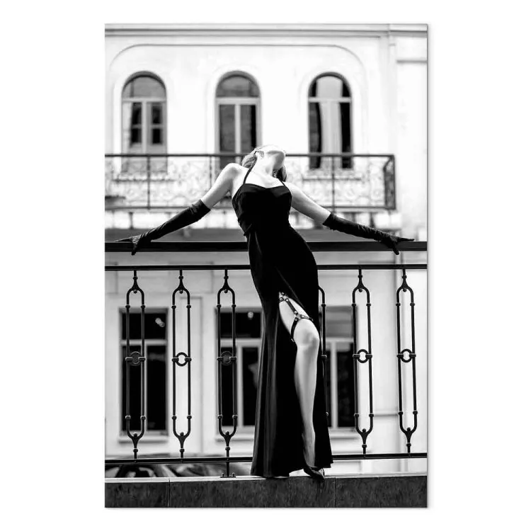 Dansande kvinna - svartvitt fotografi med en figur på en balkong