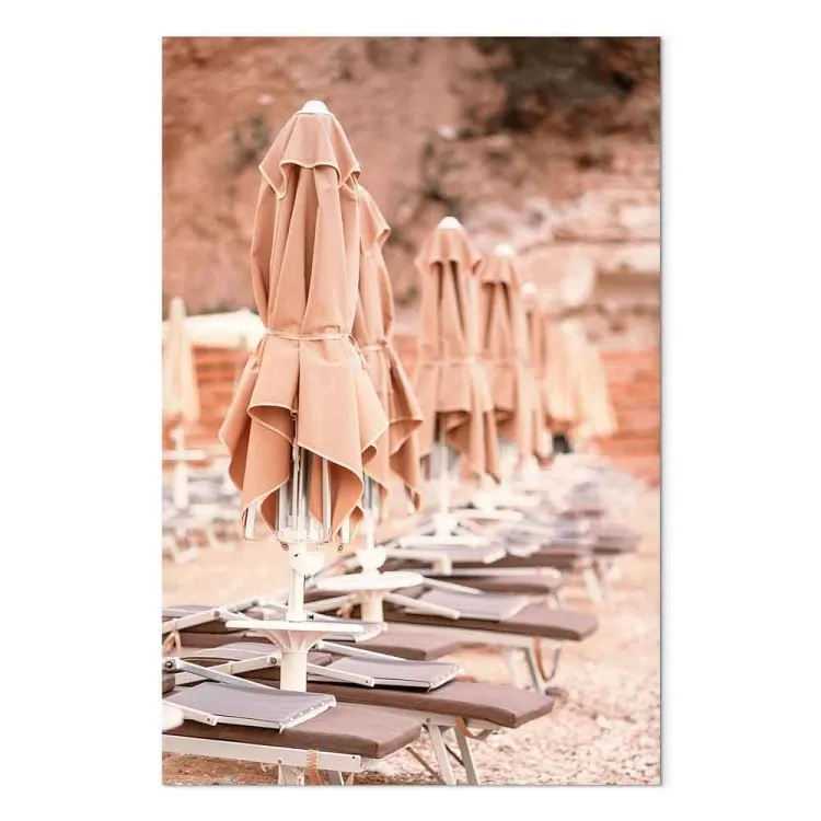 Badort - italienskt landskap med stenstrand och parasoller