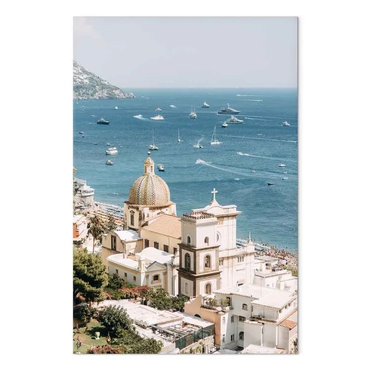 Kustutsikt - havslandskap med arkitektur i en italiensk stad