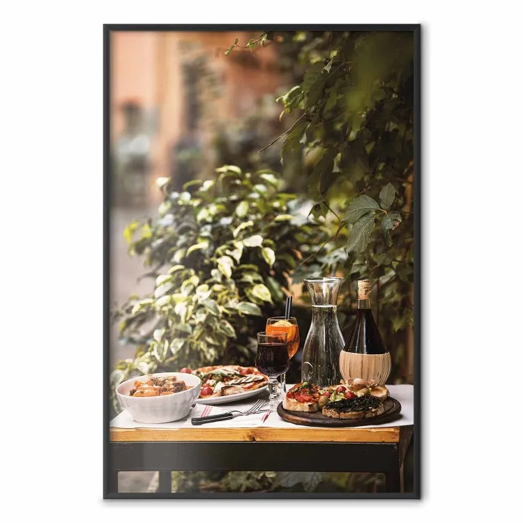 Italiensk kväll - dukat bord med mat och vin