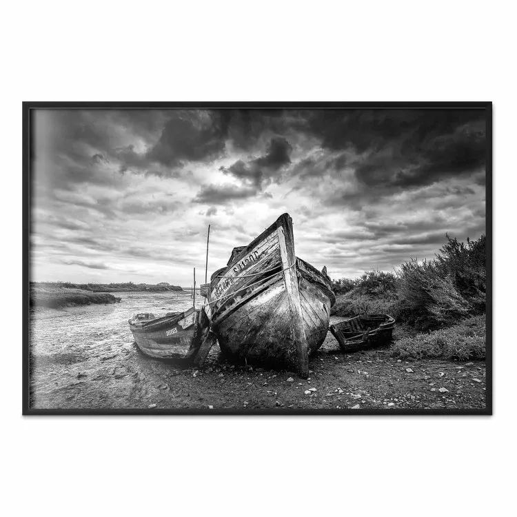 Gammalt båt på stranden - svartvit fotografi