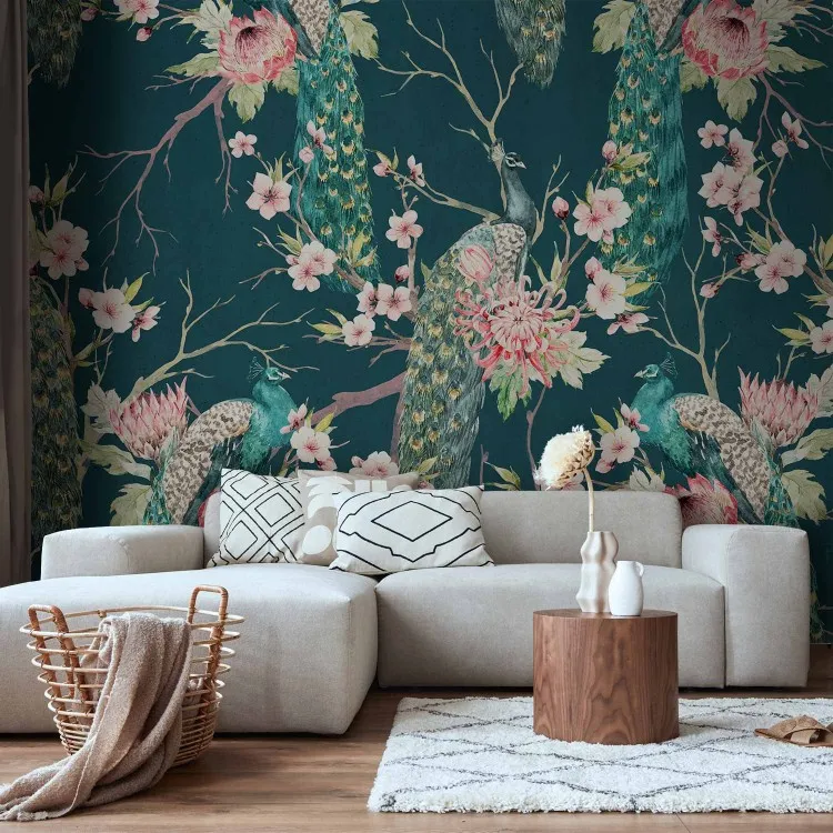 Ädla påfåglar - fågelmotiv på grenar med blommönster