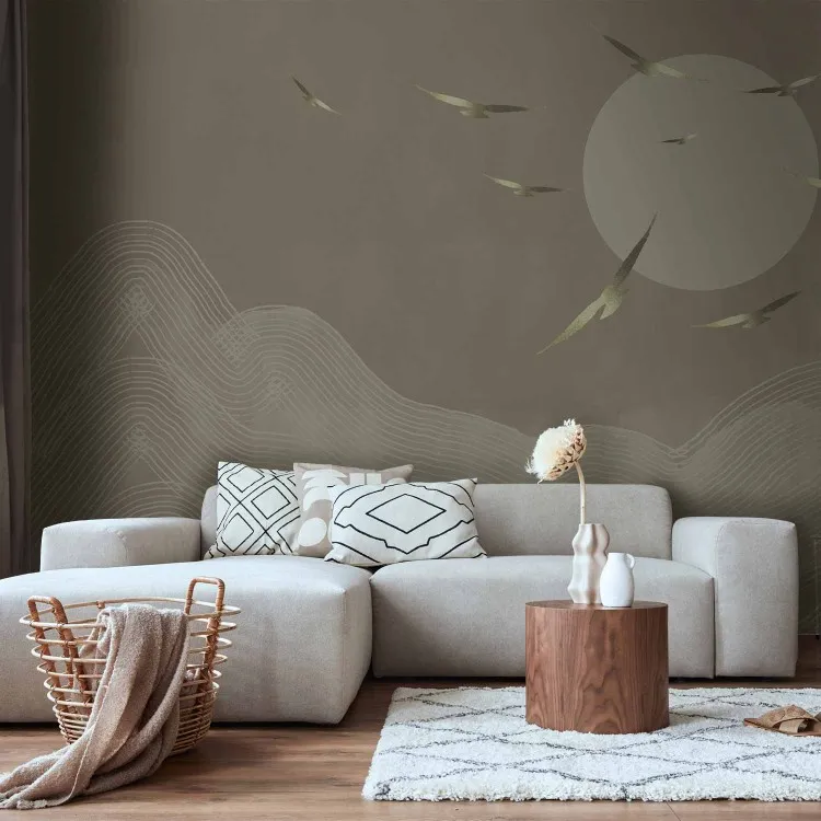 Flygande guld- och fåglar mot solen - abstrakt landskap med berg