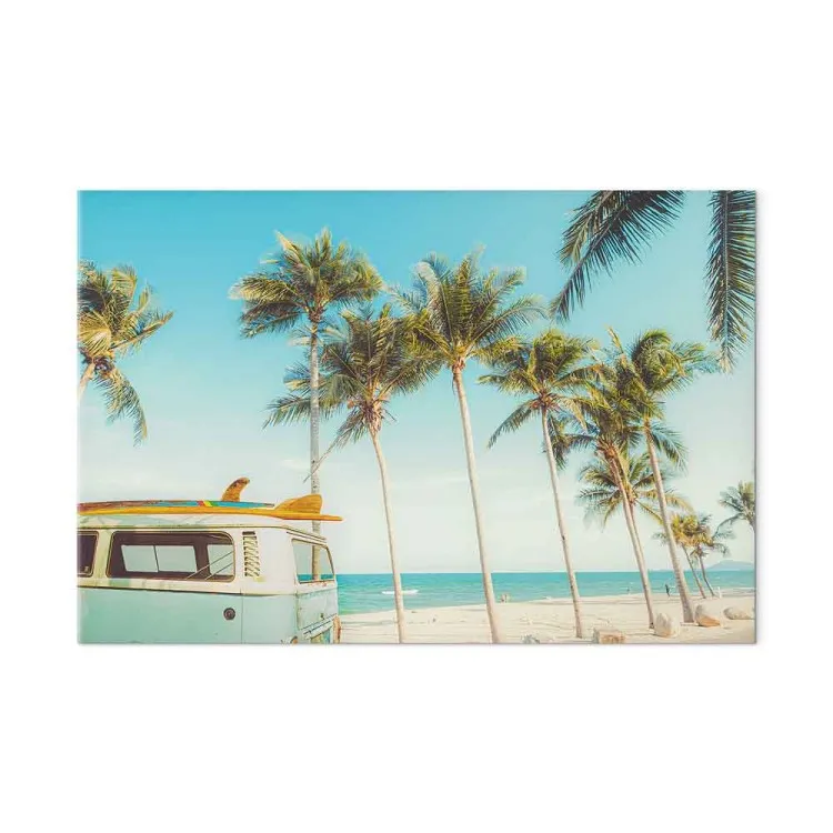 Surfcamping - skåpbil med brädor på en tropisk strand